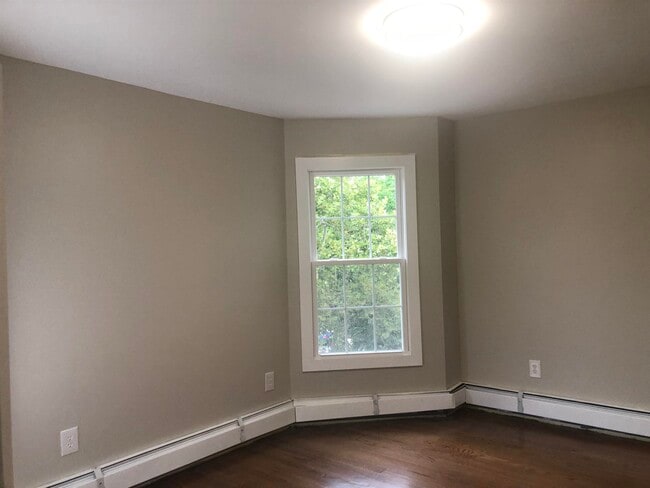 Building Photo - 18 Britton St