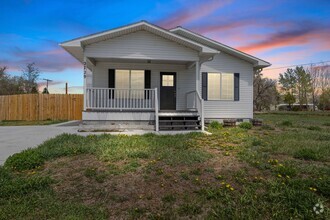 Building Photo - 4 bed 2 bath Home in Idaho Falls
