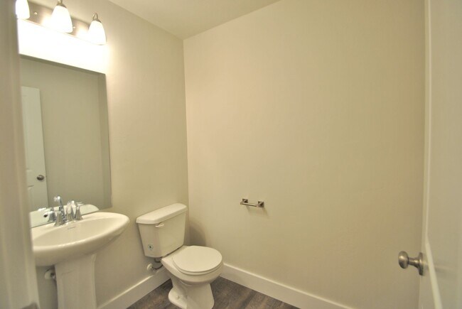 Building Photo - North Logan Townhome