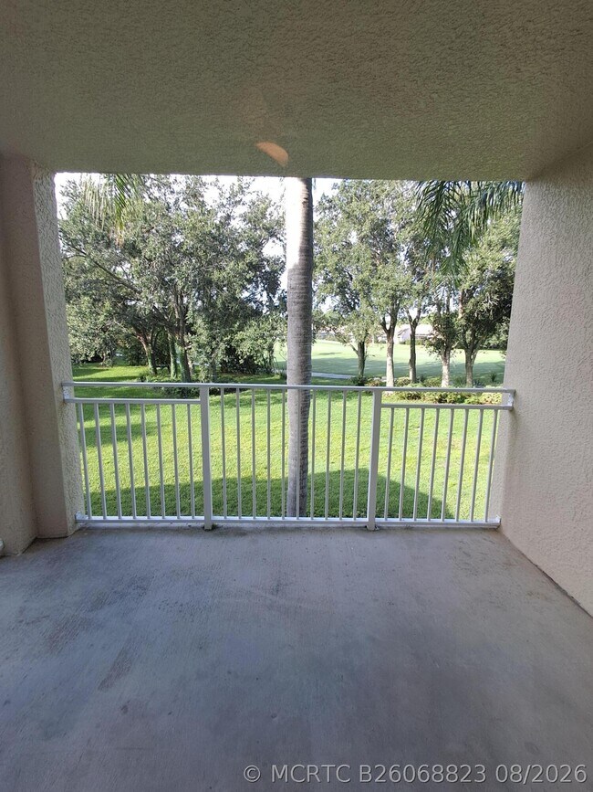 Building Photo - 161 SW Palm Dr