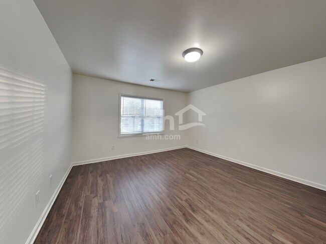 Building Photo - 606 3 Oaks Dr