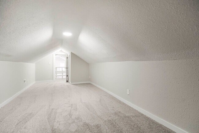 Building Photo - Spacious 5-Bedroom Home with 2 Full Bathro...