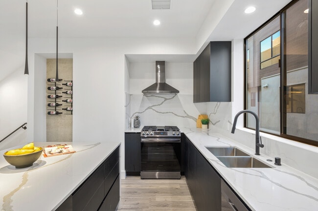 Building Photo - 18303 Oakbury Cir