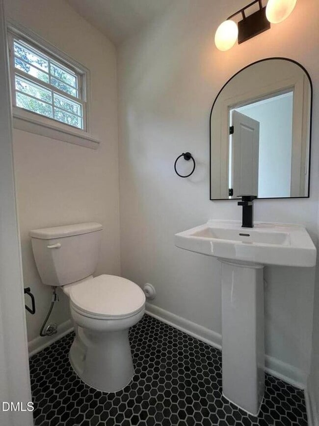 Building Photo - Five Point's hidden 2 Bed 1.5 Bath gem