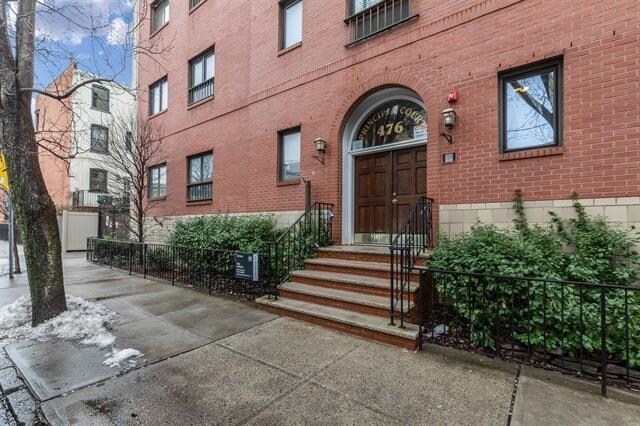 Primary Photo - 476 Monmouth St