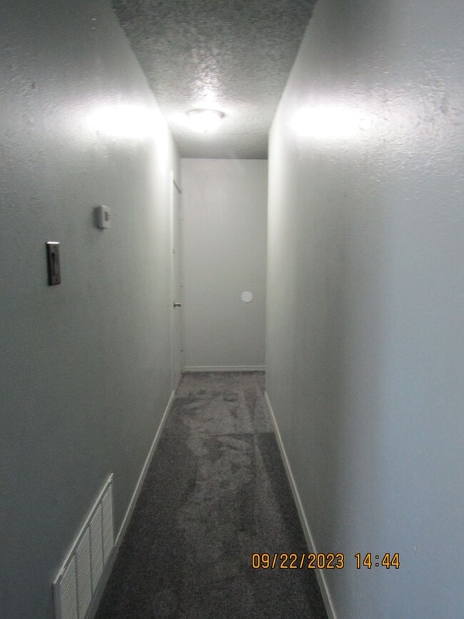 Building Photo - Very nice spacious home located in the Eis...