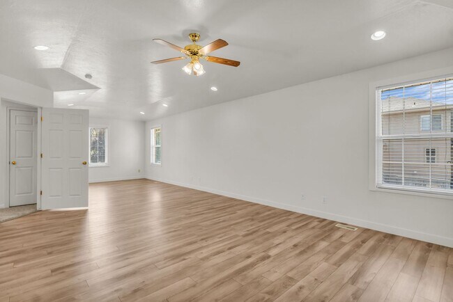 Building Photo - Spacious 5 Bed Kaysville Home with 3-Car Garage