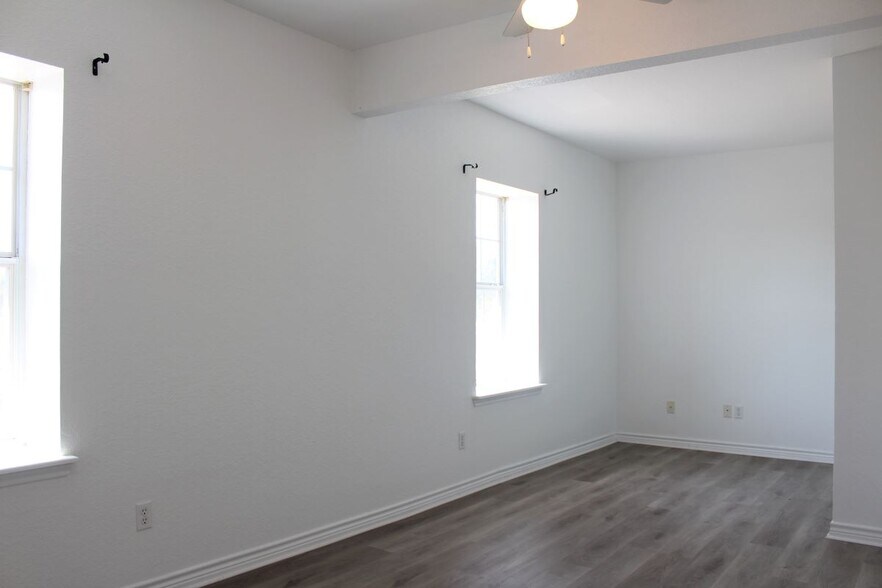 Building Photo - 940 W Tarleton St