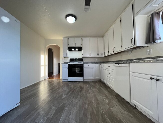 Building Photo - Pet Friendly! 2 Bed, 1 Bath Home with a Fu...