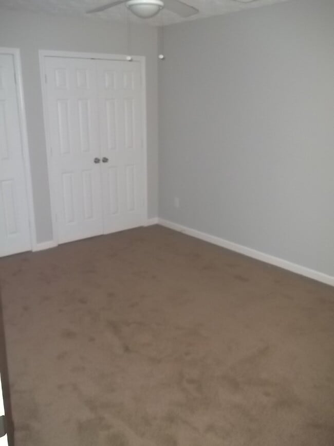 Building Photo - Freshly painted and new flooring in this 4...