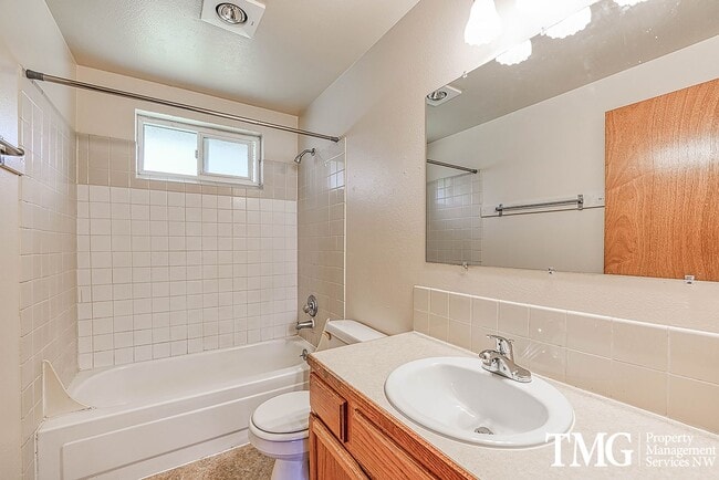 Building Photo - Classically Cute 2 Bed 1 Bath Duplex in Washougal