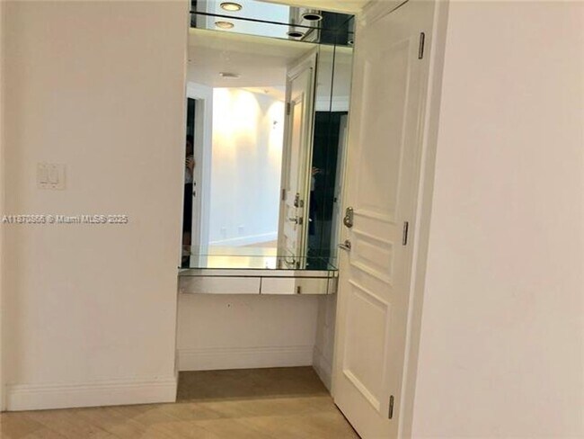 Building Photo - 2800 Island Blvd