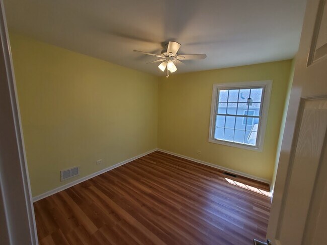 Building Photo - 8 E Harbor Dr