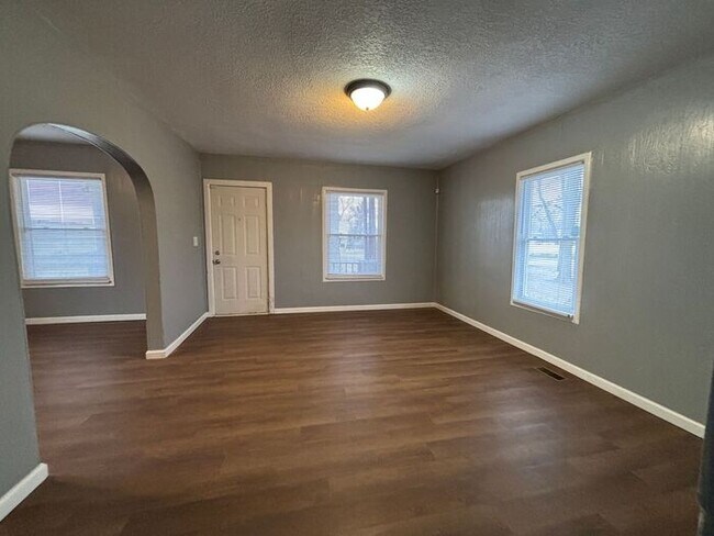 Building Photo - Charming 4BR 1BA Home with spacious yard!