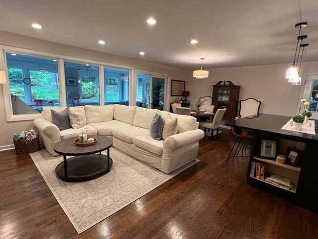 Building Photo - 4173 Oak Forest Dr NE