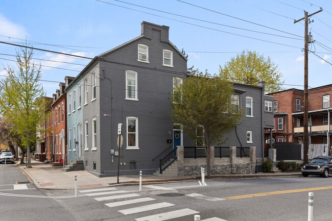 Primary Photo - Beautiful 3BR 2.5 BA Townhouse in Downtown...