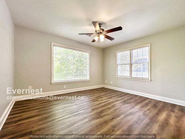 Building Photo - 3 Bed/2.5 Bath Home with Laundry Hookups / Pet-Friendly