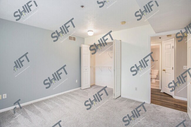 Building Photo - 3065 Poplar Creek - Updated Condo