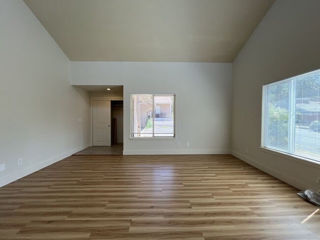 Building Photo - Bright and Airy Home with Stainless Steel Kitchen, Vaulted Ceilings & Washer + Dryer
