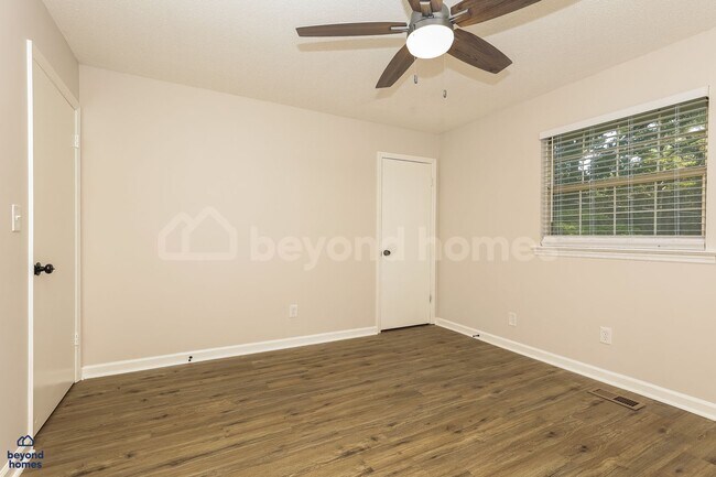 Building Photo - Freshly renovated 3 bedroom / 2 full bath ...