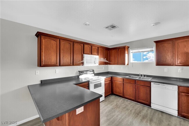 Building Photo - 200 S Mount Charleston Dr E