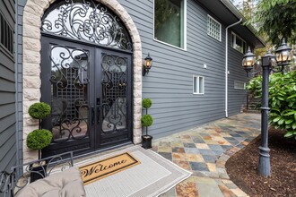 Building Photo - 4Bd/4.75Ba Bellevue Home