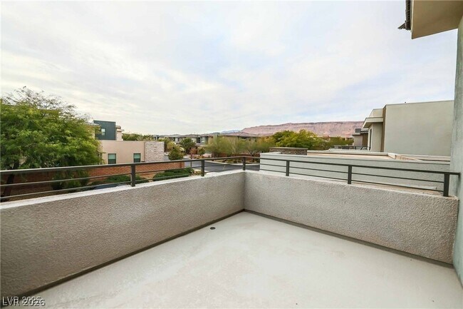 Building Photo - 2 Sugarberry Ln