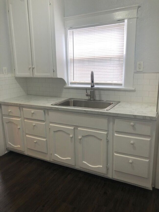 Building Photo - LINDEN 2470