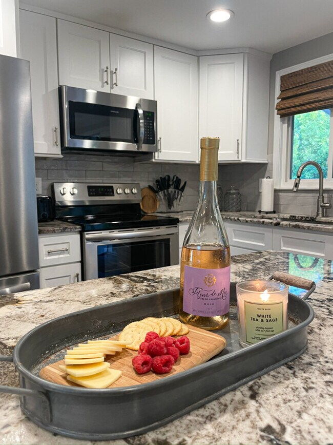 Building Photo - 11501-11505 5 Cedars Rd