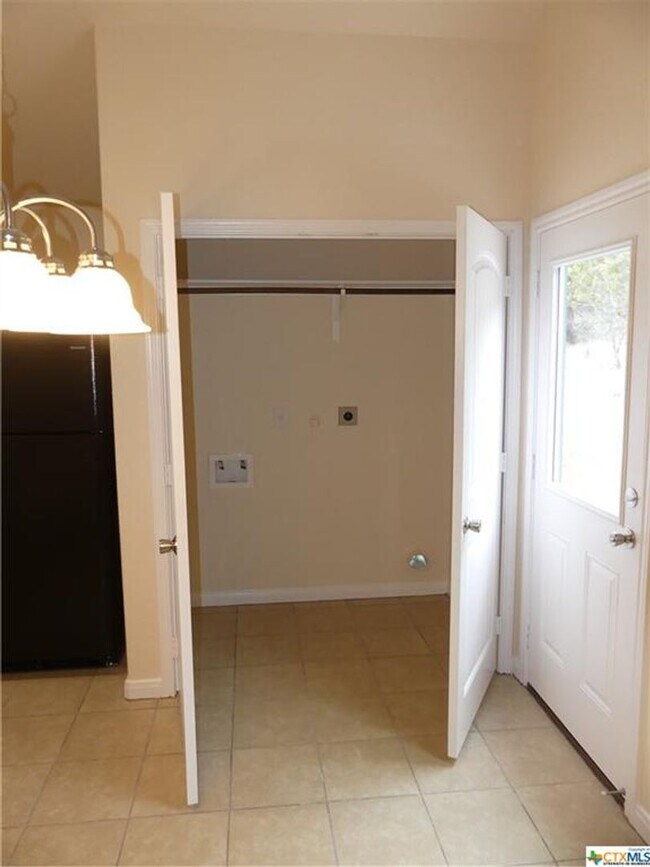 Building Photo - NEW ON MARKET