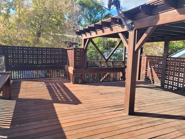 Building Photo - 3 bedroom 2 bath