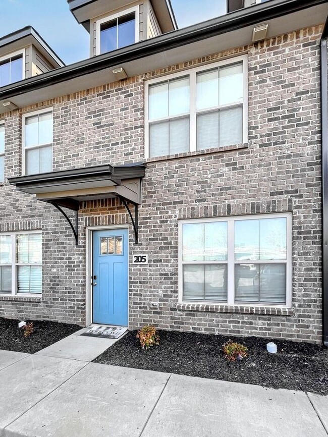 Building Photo - Charming 3-Bed, 3-Bath Townhouse Just Minu...