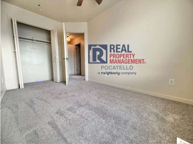 Building Photo - 3 Bed 1.5 Bath townhouse - 1 car garage