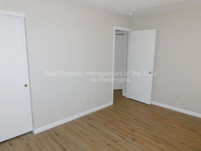 Building Photo - 4921 Chaucer Dr