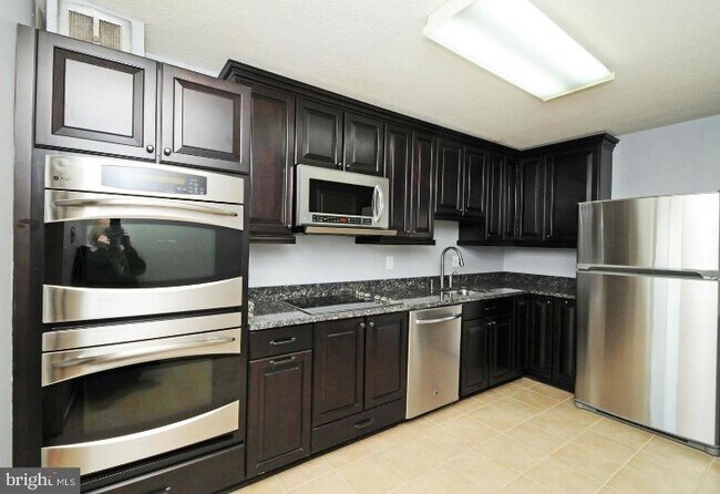 Building Photo - 8370 Greensboro Dr