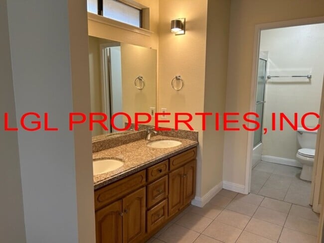 Building Photo - 1470 Pebblewood Dr