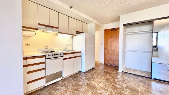 Building Photo - BEAUTIFUL GOLF COURSE VIEWS - SALT LAKE ST...