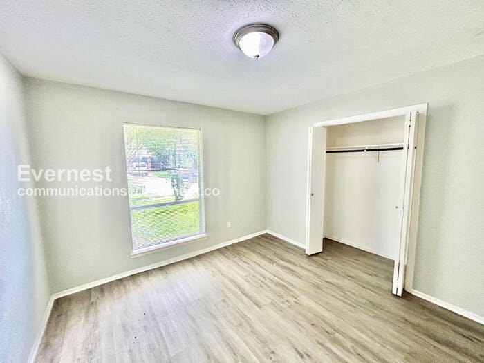 Building Photo - 415 Southlake Dr