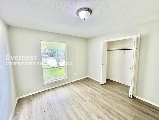 Building Photo - Limited Time Special Offer / 3 Bed, 2 Bath Home with Garage / Pet-Friendly / Available Now!