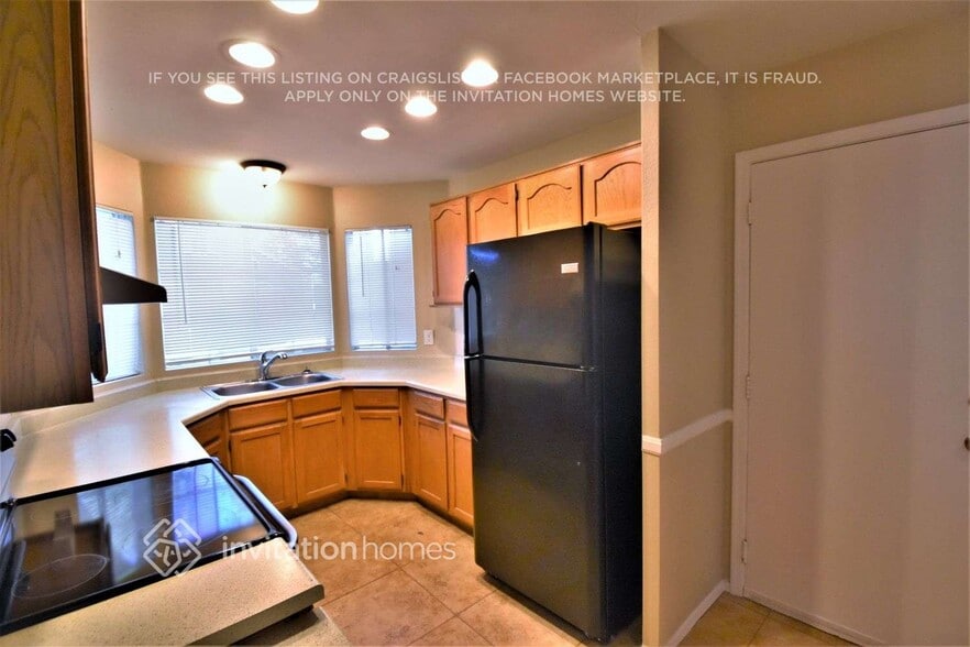 Building Photo - 441 S Maple