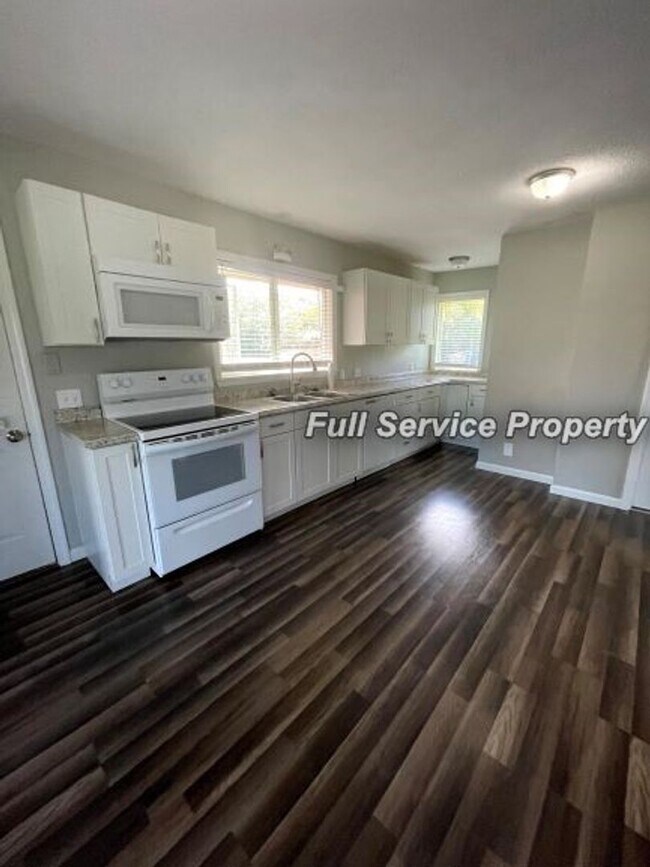 Building Photo - Country charm with Modern day updates!