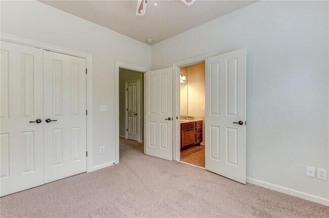 Building Photo - 10424 Park Walk Point