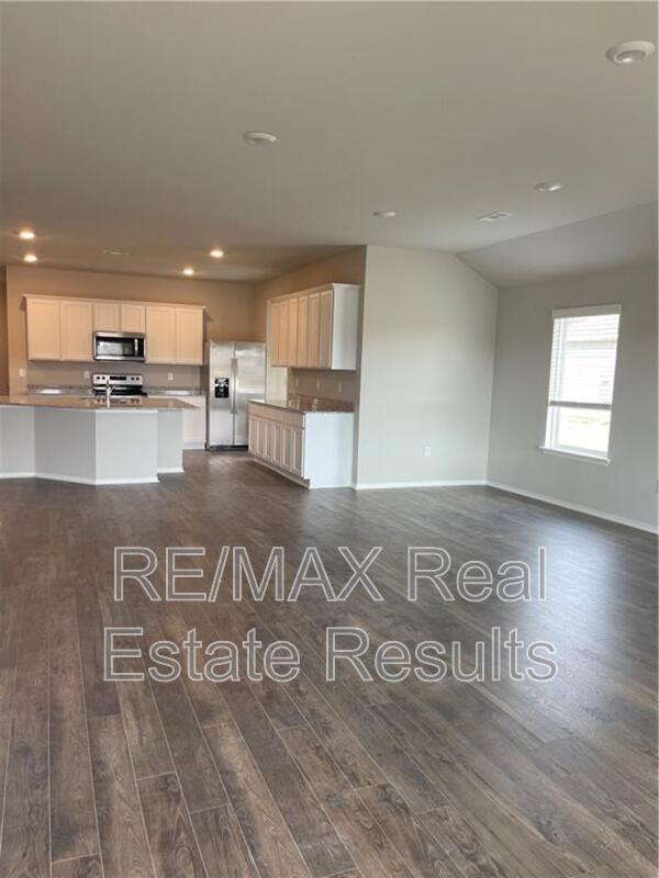 Building Photo - 806 Comanche Dr
