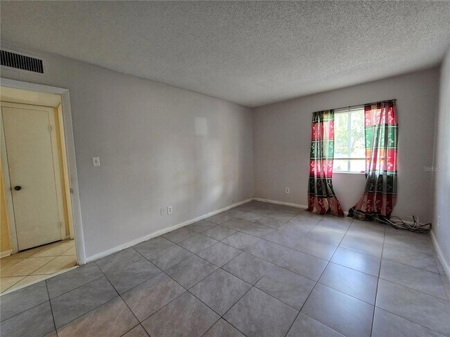 Building Photo - 561 Fairways Cir