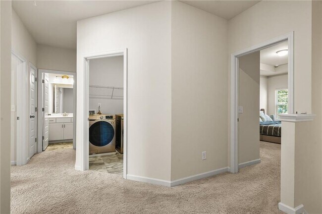 Building Photo - 2070 Ravencliff Dr