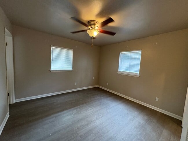 Building Photo - Beautiful 3 bedroom/2 bath with Garage and Central Air & Heat!