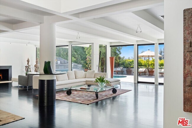 Building Photo - 2328 San Ysidro Dr