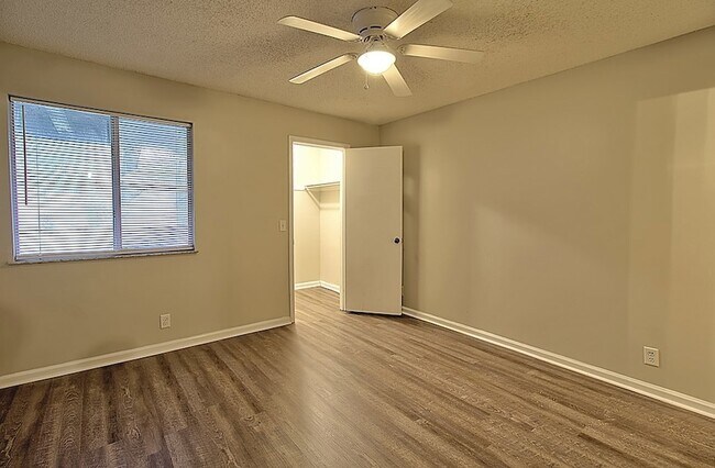 Building Photo - 910 Brett Dr