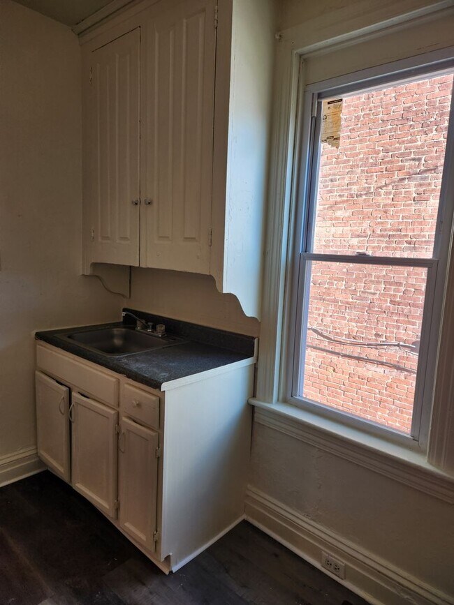 Building Photo - 920 W King St