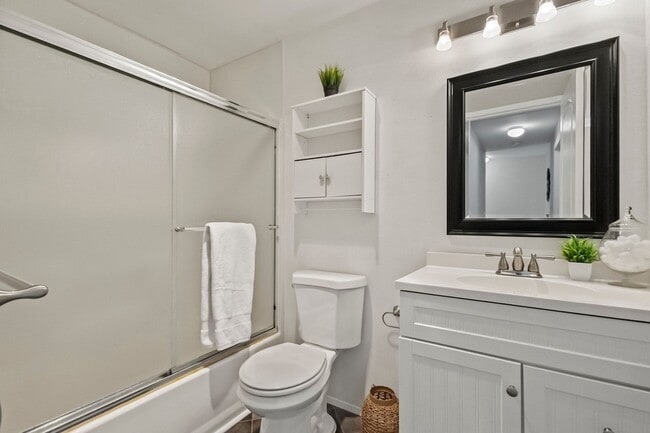 Building Photo - 3BR/2.5BA Townhouse in Courtyard Condos